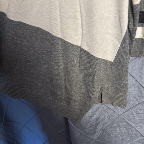 Vince Camuto Colorblock V-Neck Asymmetrical-Hem Sweater, Antique White, M - Picture 5 of 6